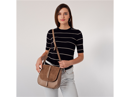 Elegancka listonoszka z zamszową wstawką C42